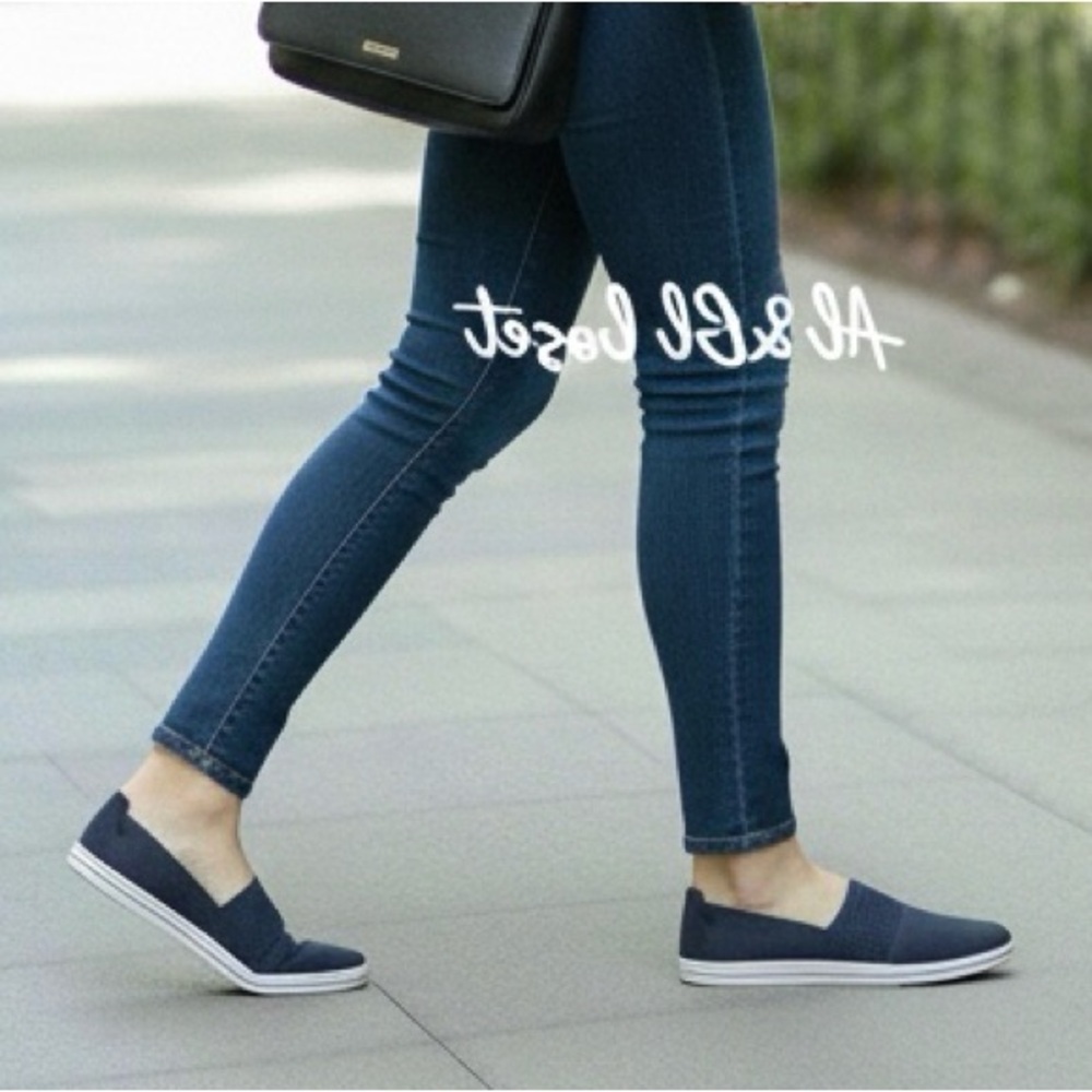 Clarks Cloudsteppers Breeze Vibe Navy Slip-On Shoes Women’s Size 10 NWB